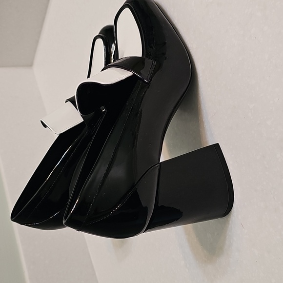 Stuart Weitzman Black and White Sleek 85 Loafer, Size 7.5 (runs narrow) - Picture 2 of 5